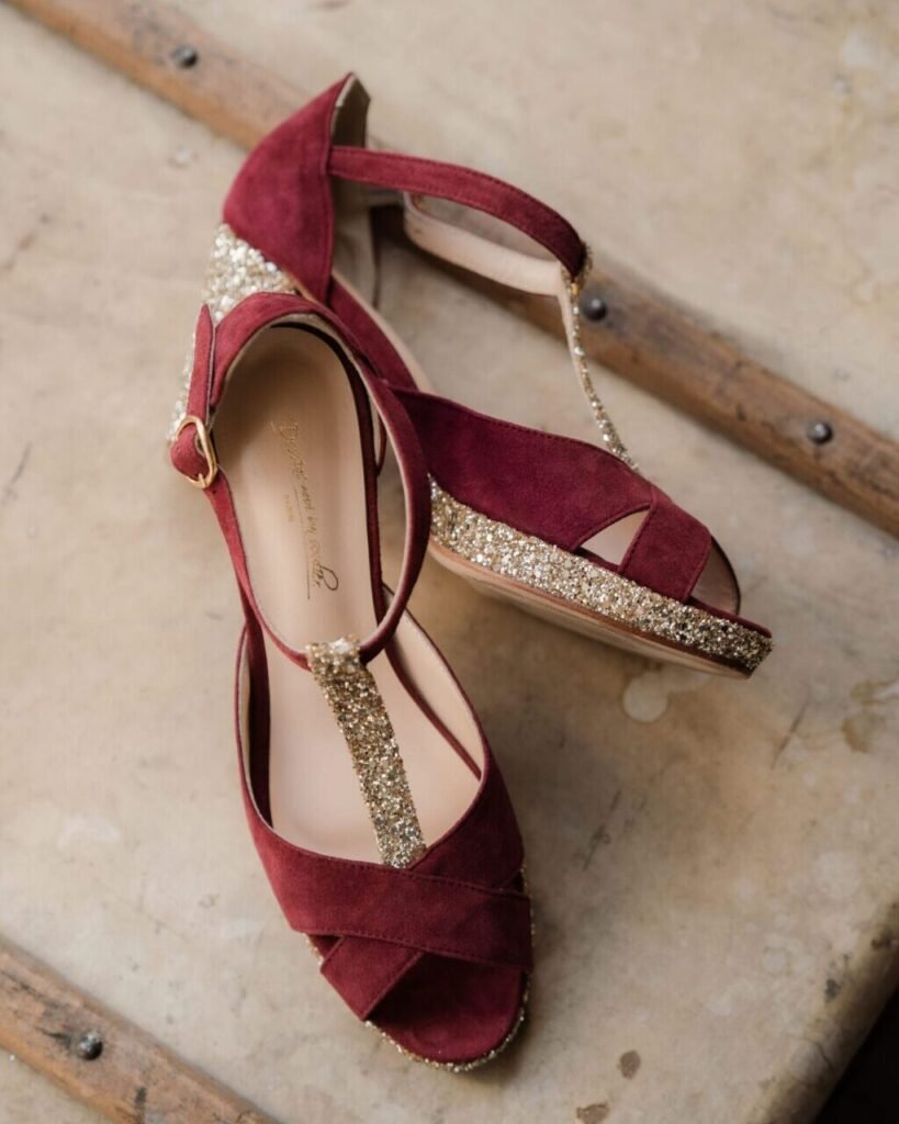 Open shoes in burgundy velvet and champagne glitter