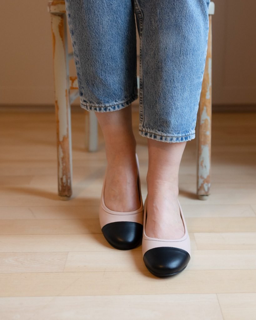 Ballerinas in smooth pink-beige and black leather 2