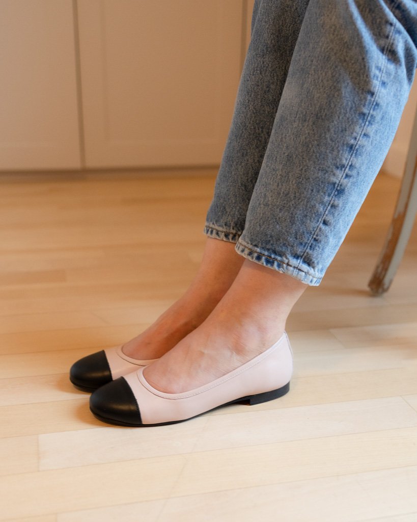 Ballerines en cuir lisse beige rosé et noir