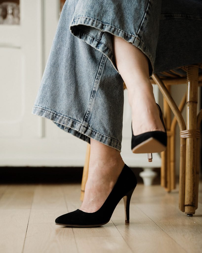 Black velvet pointed-toe pump-2