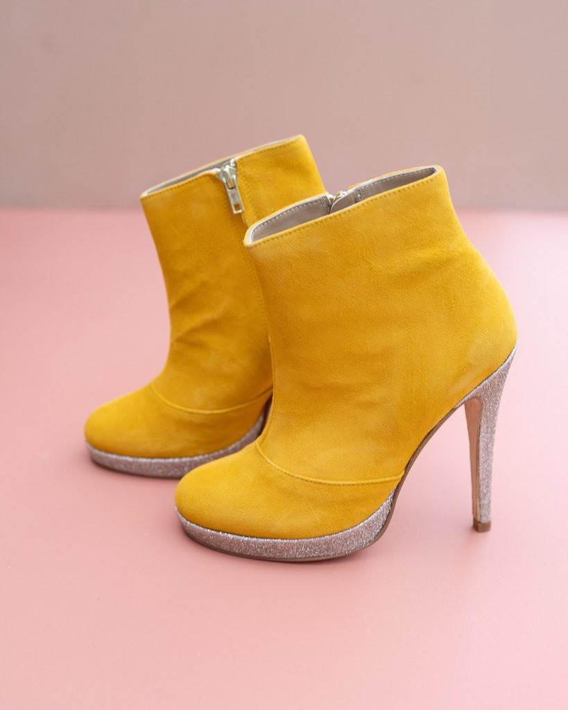 Bottine plateforme velours moutarde et fines paillettes argent