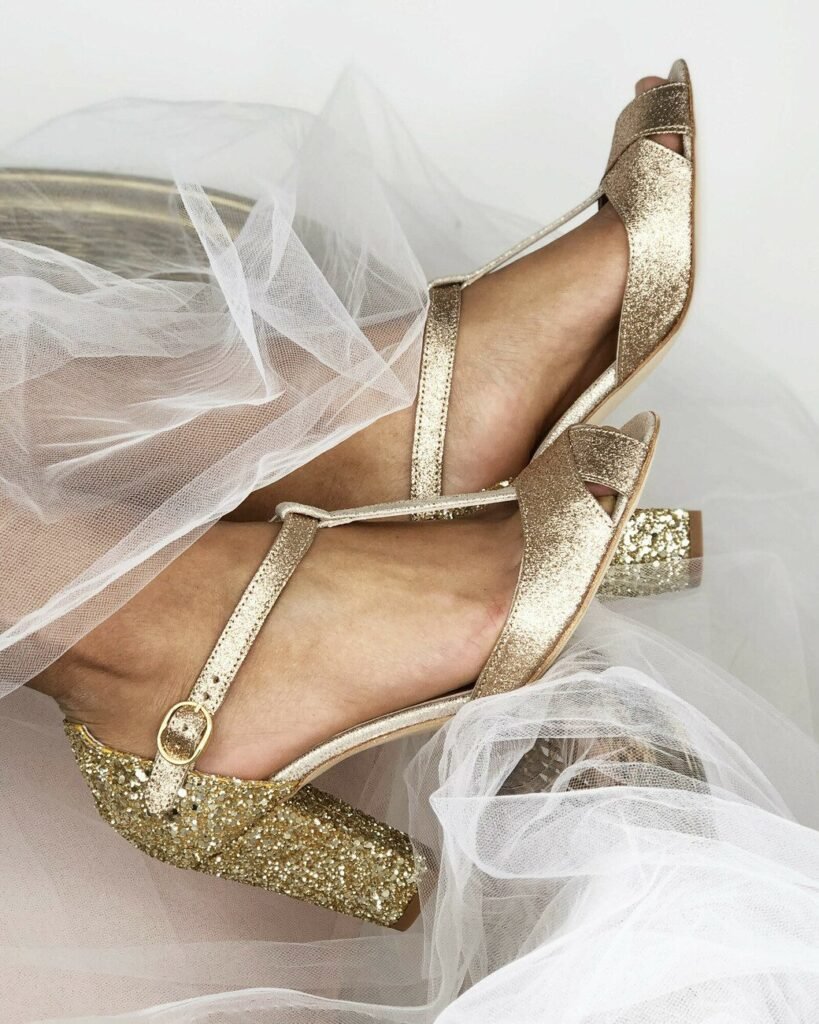 Open Salomé in iridescent and glitter champagne