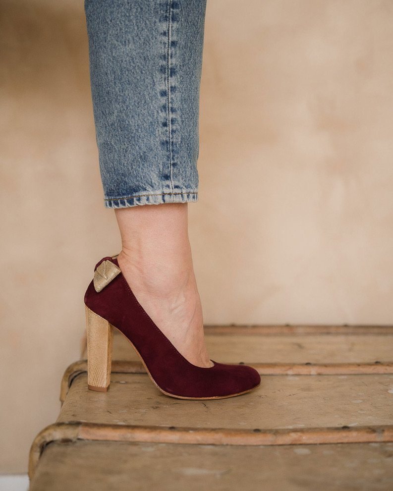 Custom round-toe pumps