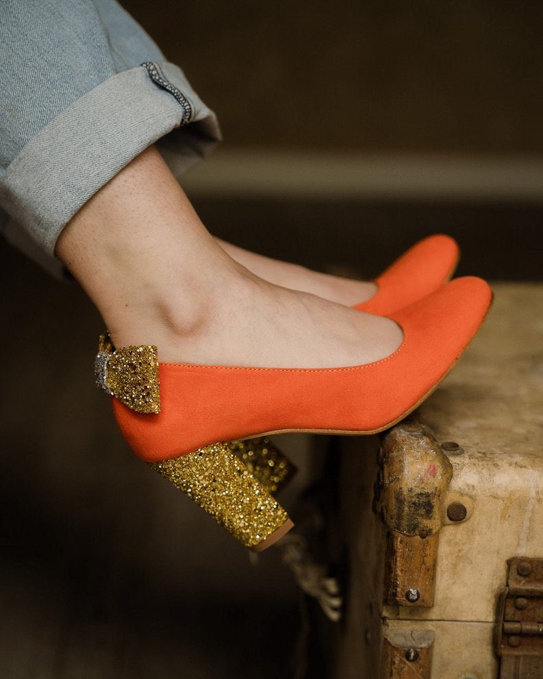 Escarpin bout rond en velours orange fluo