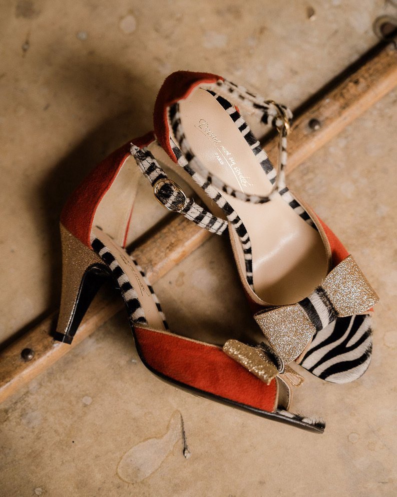 Charlotte en velours terracotta, paillettes champagne et poil zèbre.