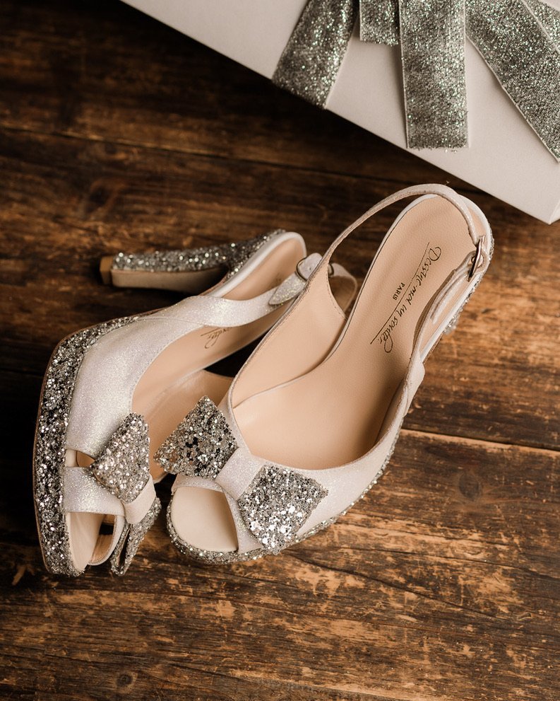 Escarpin slingback en paillettes blanches et argentées