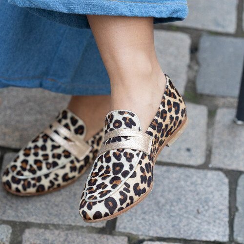 Mocassin en poils léopard et irisés champagne