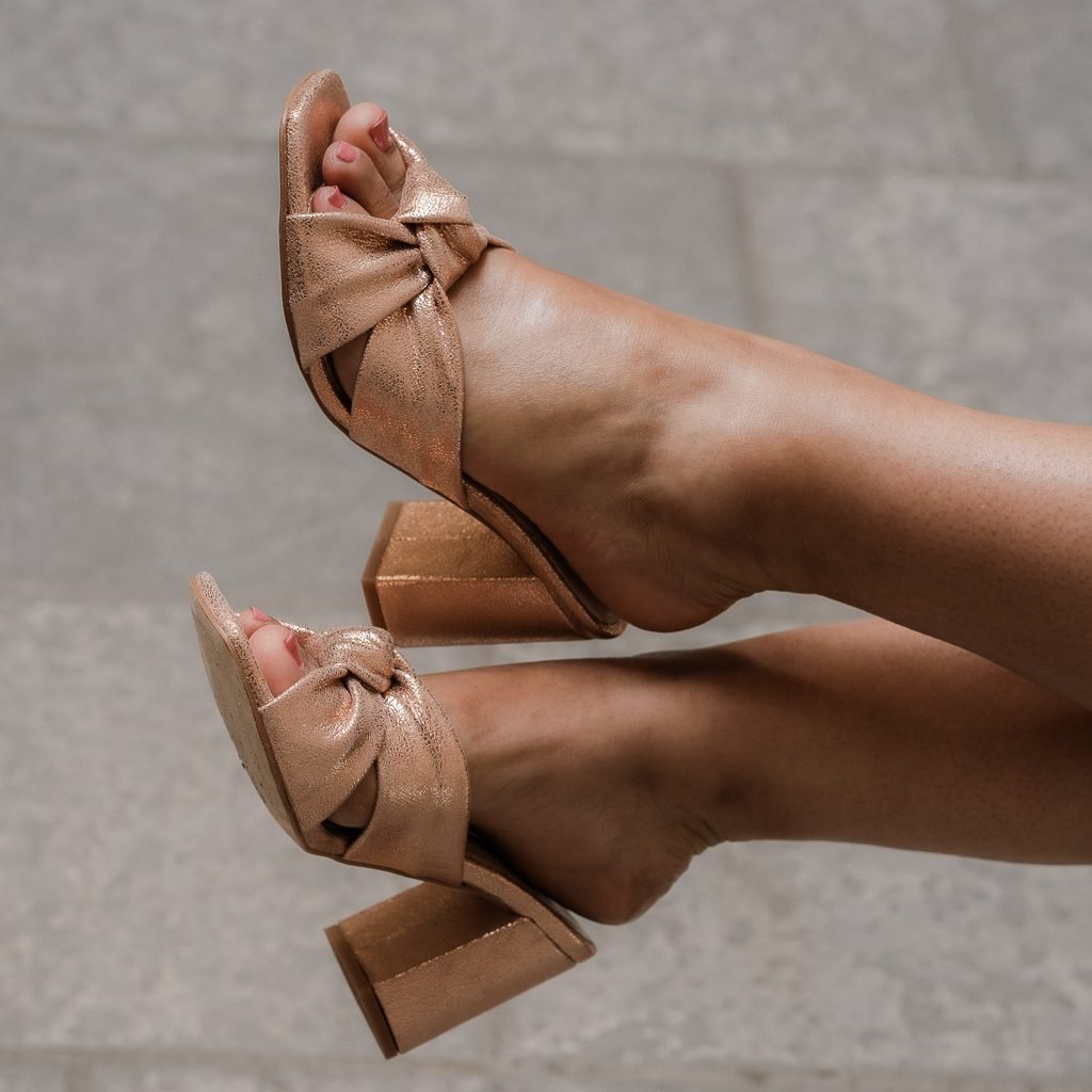 Suzanne in iridescent rose gold