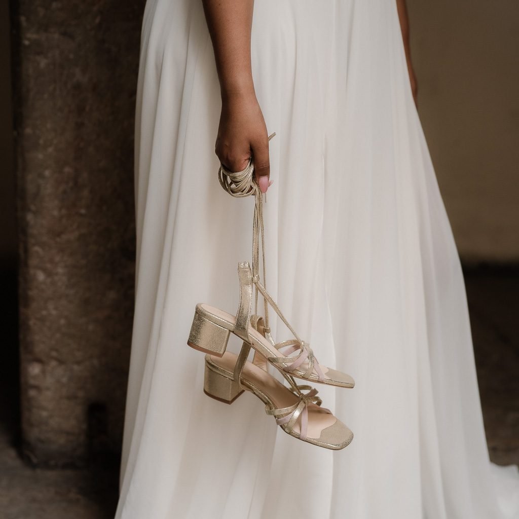 Sandals in iridescent and fine champagne sequins