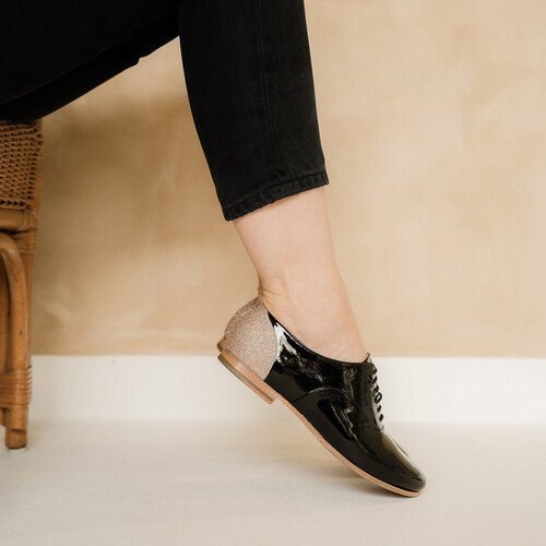 Richelieu en cuirs vernis noir et fines paillettes or blond