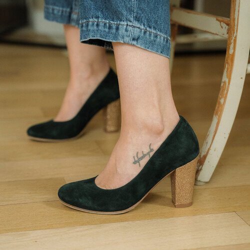 Escarpin en velours vert sapin et fines paillettes champagne