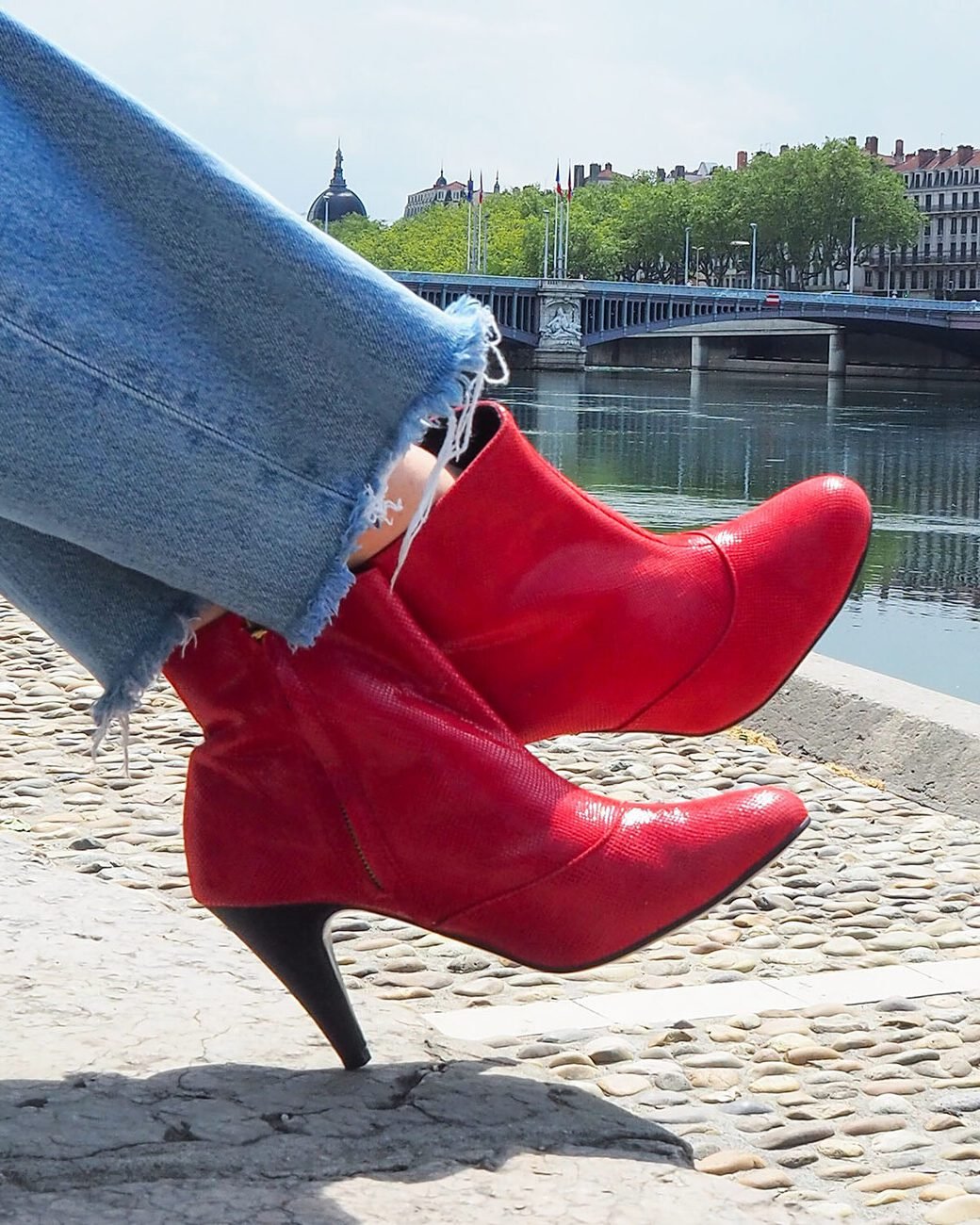 Bottines vipérine rouge et cuir vernis noir