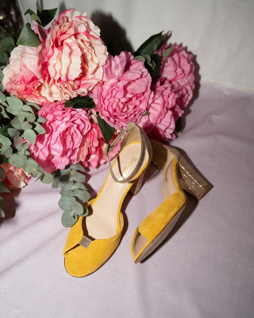 Charlotte en cuir velours jaune fluo et fines paillettes champagne