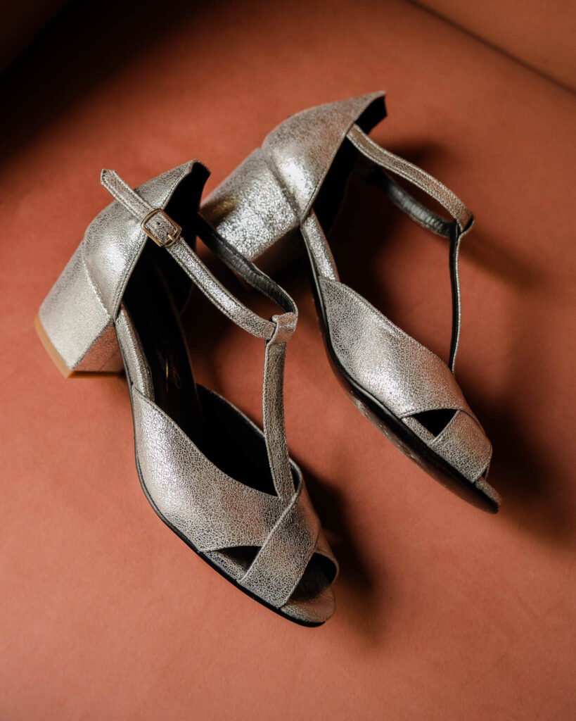 Open silver iridescent Salomé