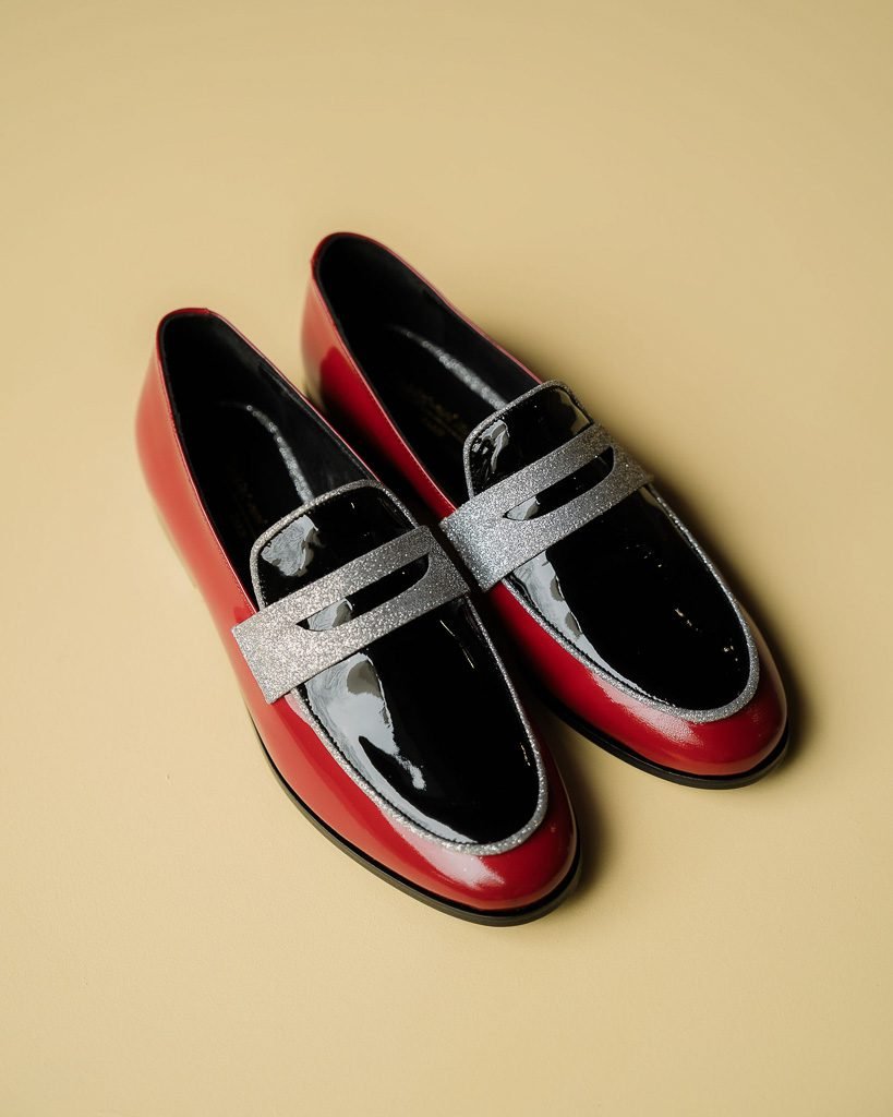 Moccasin Romy en vernis rouge et noir, détails argentés 2