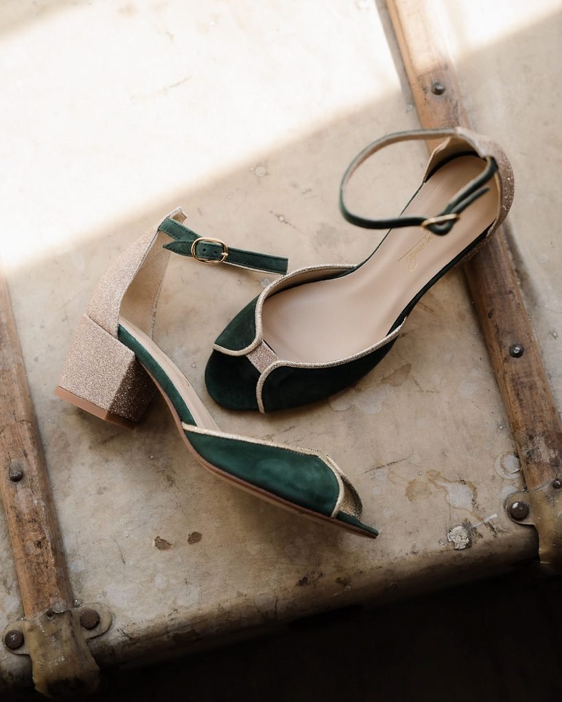 Charlotte en cuir velours sapin et fines paillettes or blond