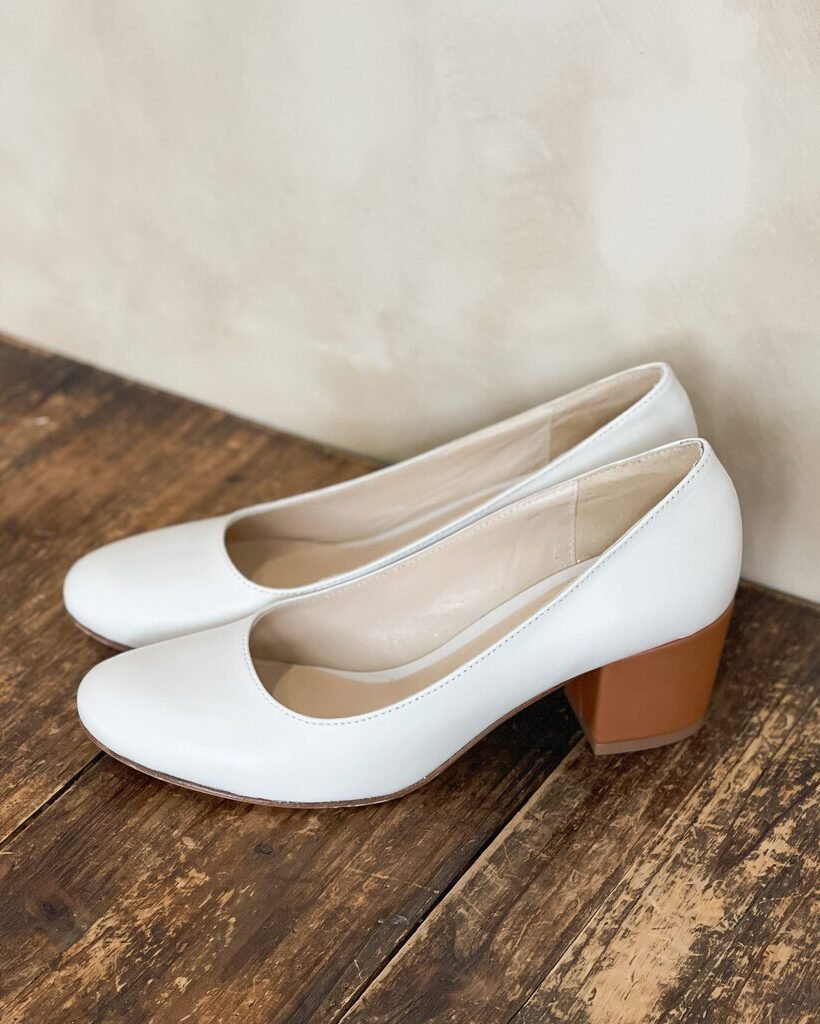 Escarpin en cuir lisse blanc cassé et marron.2