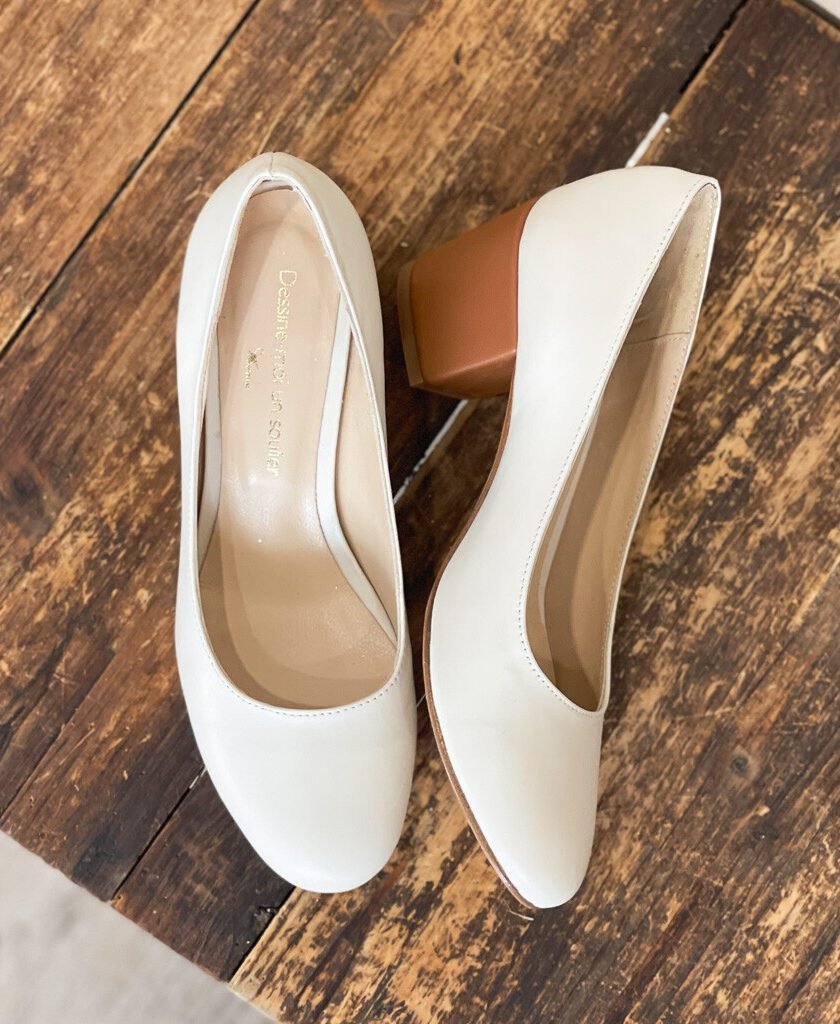 Escarpin en cuir lisse blanc cassé et marron. 3