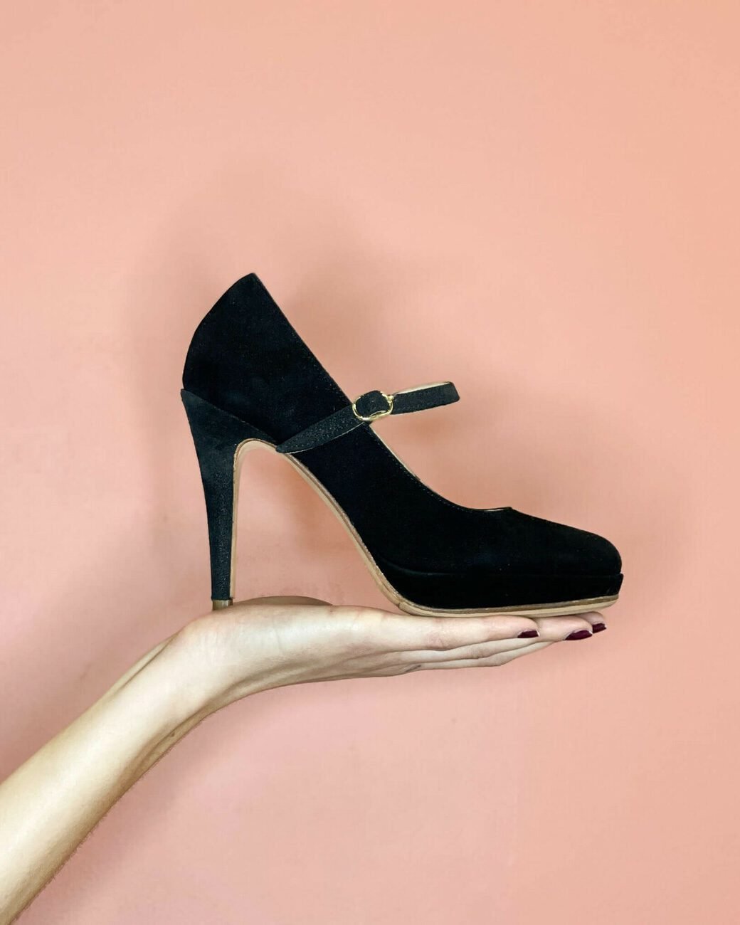 Platform pump in black velvet and iridescent black