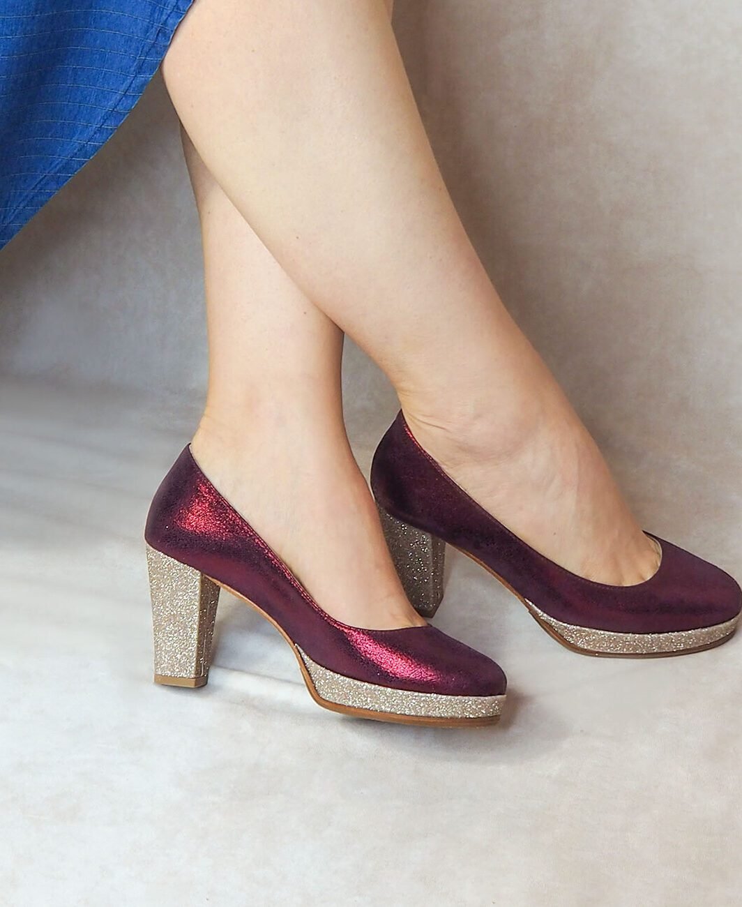Escarpins plateforme en irisé grenat et fine paillette or blond