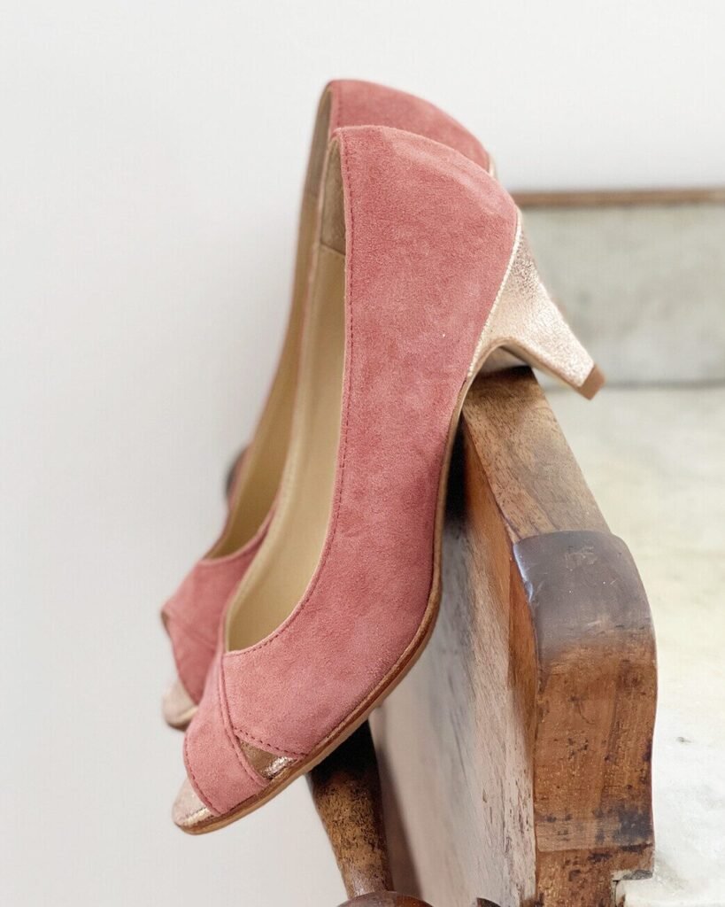 Tea-pink velvet and iridescent rose-gold pumps