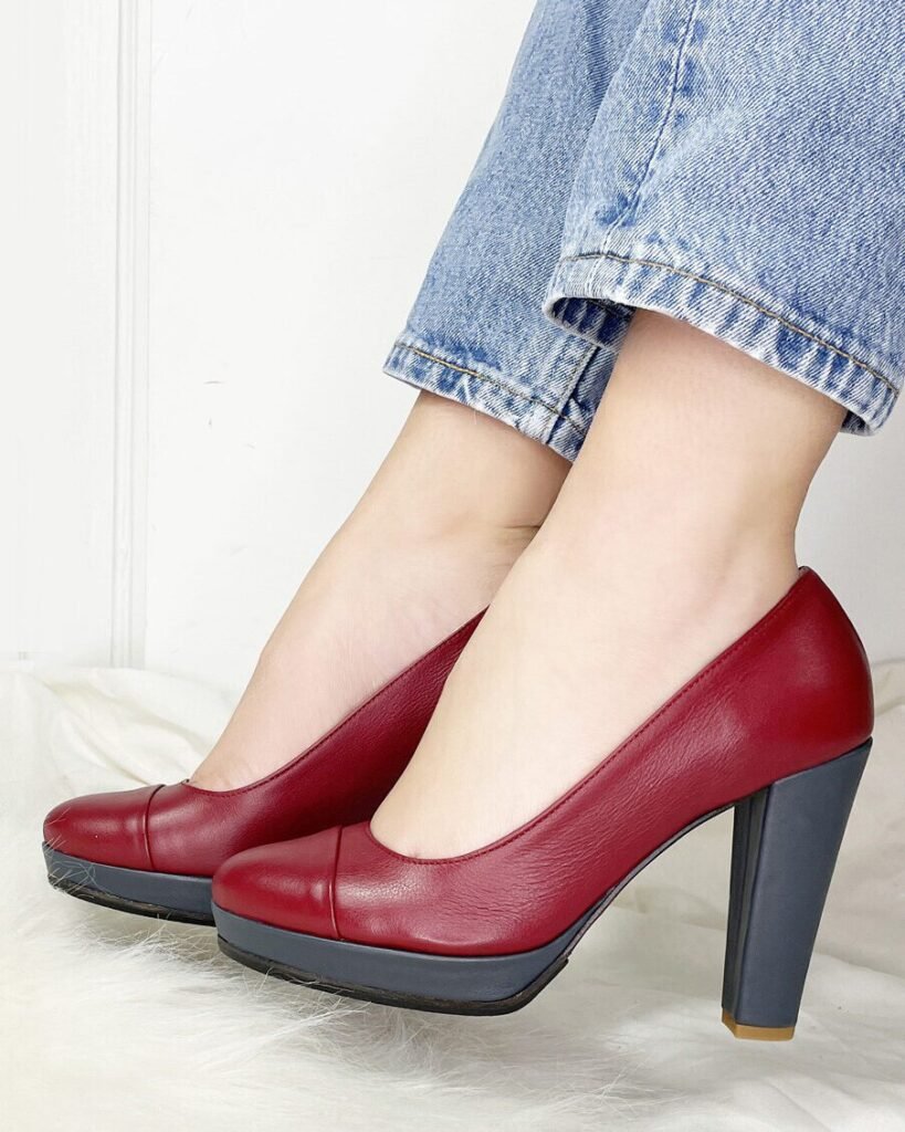 Platform pump in burgundy smooth leather