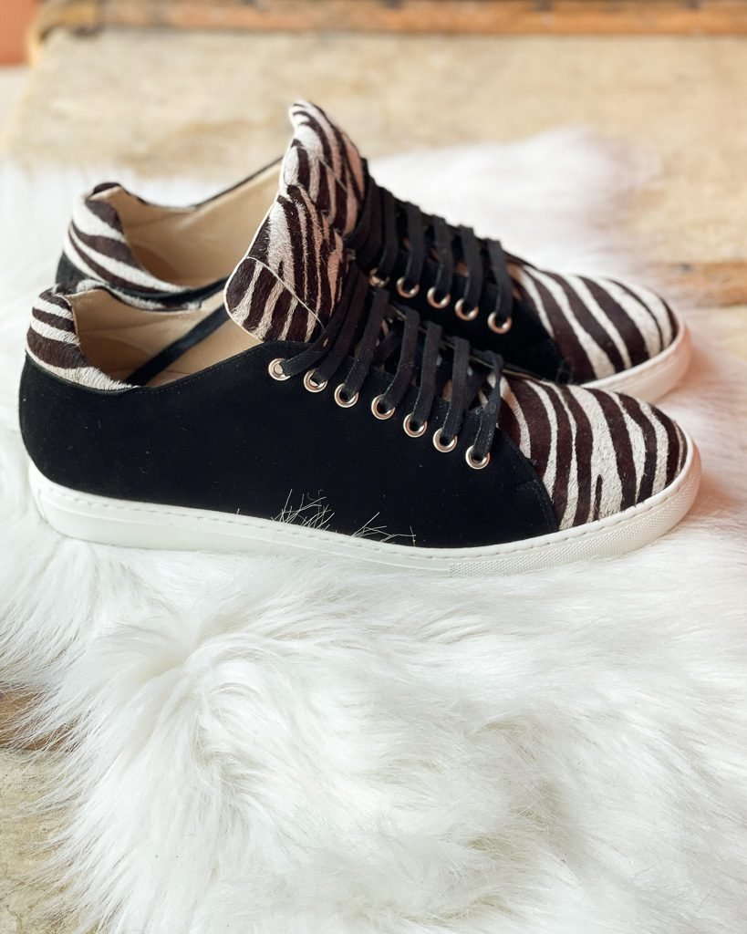 Baskets en velours noir et poil zèbre