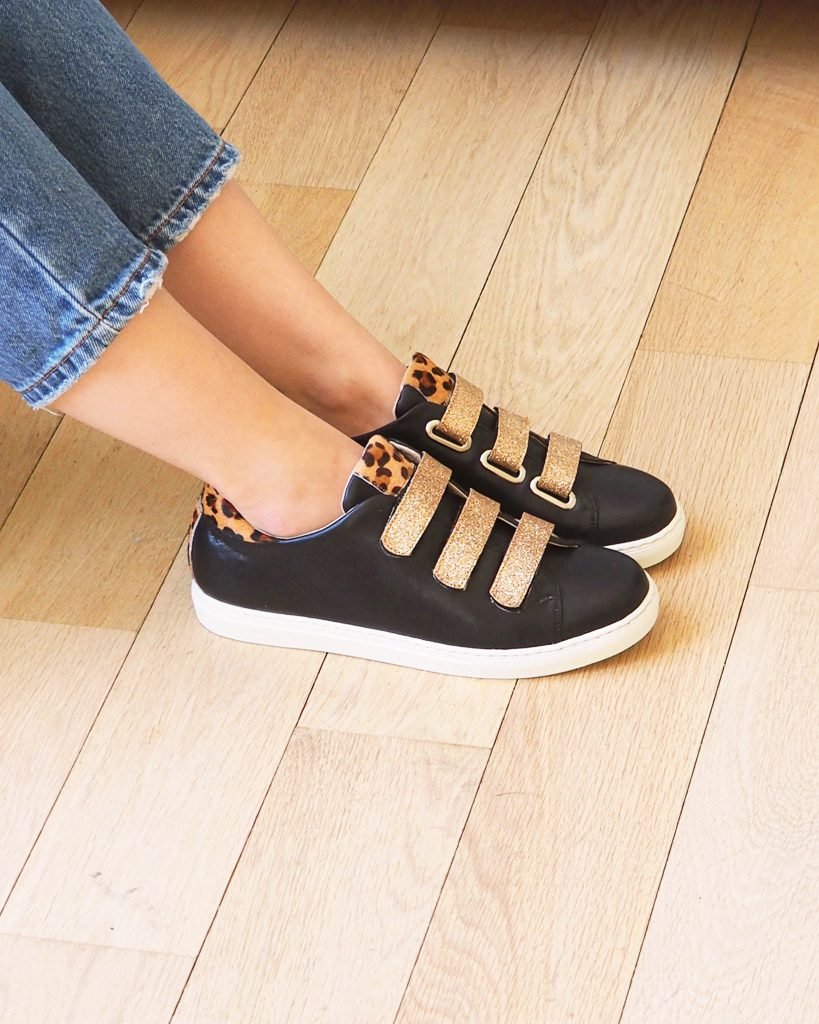 Basket en cuir lisse noir, poil léopard et paillettes champagne é