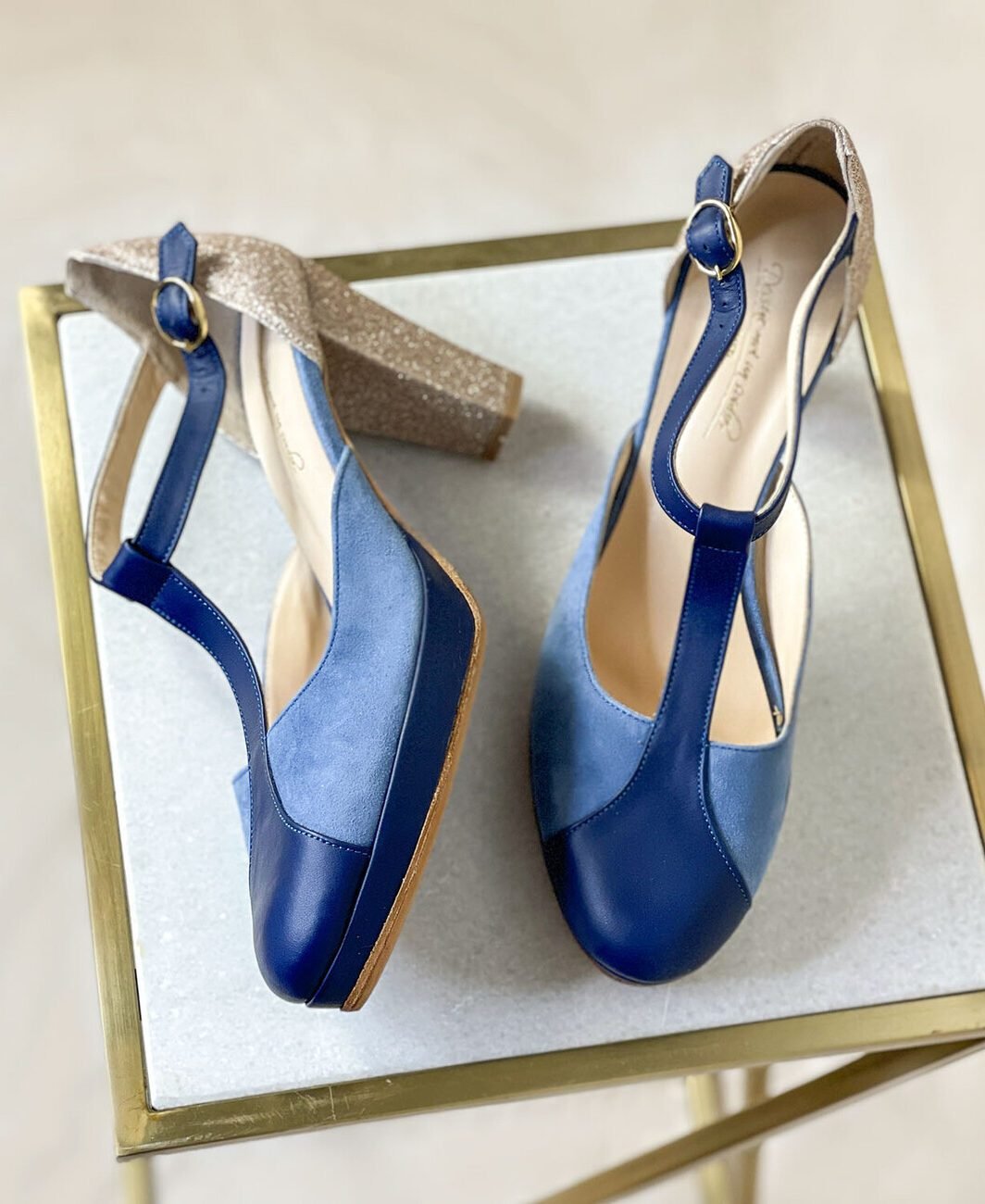 Salomé en velours bleu gris, cuir lisse marine et or blond