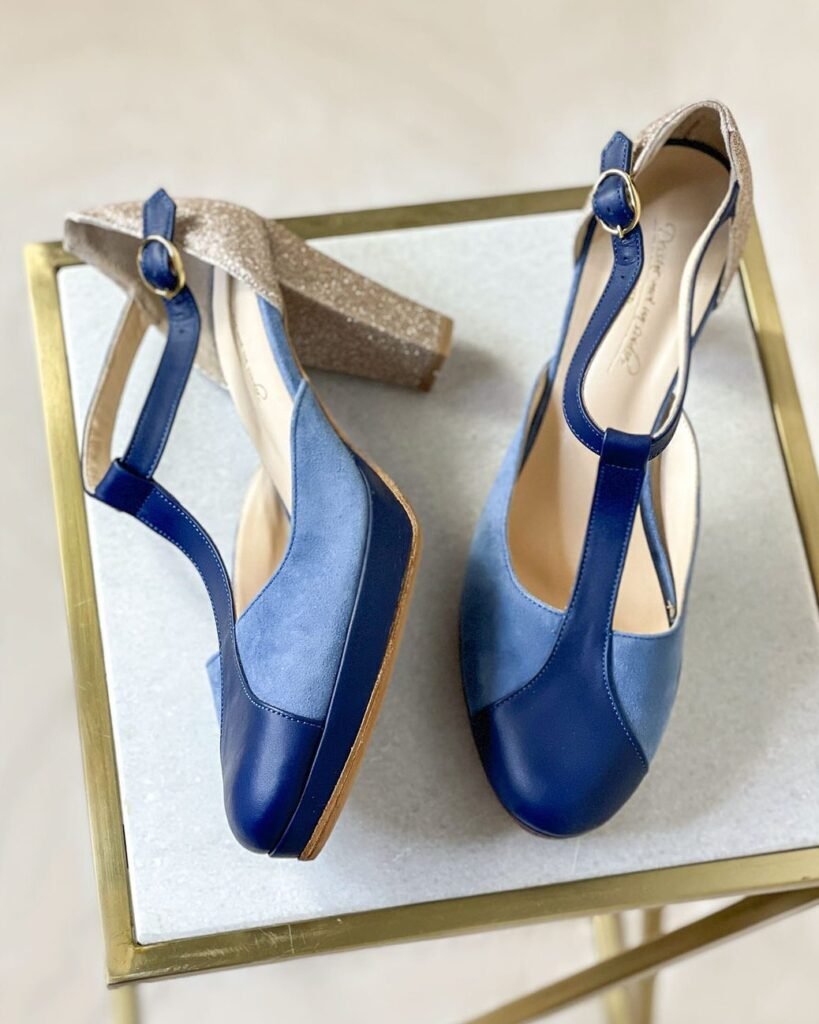 Salomé in grey-blue velvet, smooth navy leather and blond gold