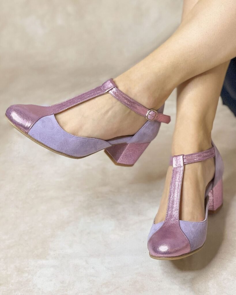 Salomé in mauve and iridescent lilac velvet