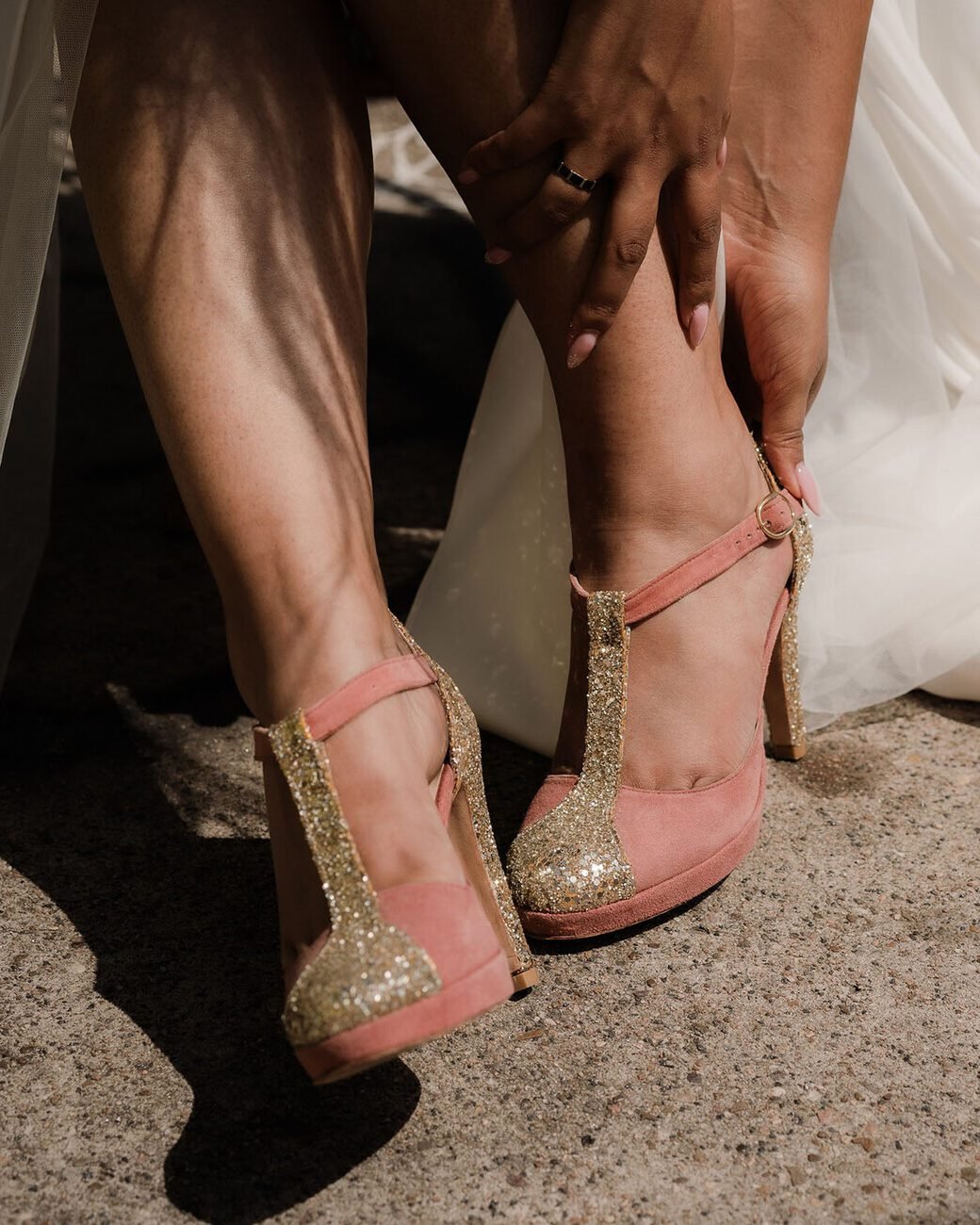 Platform Salomé in tea-pink velvet and champagne glitter.2