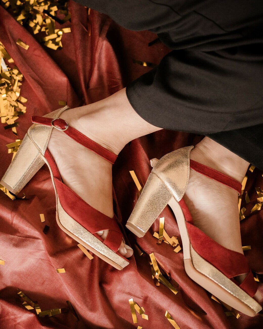 Open-platform salomé in burgundy velvet and champagne iridescence