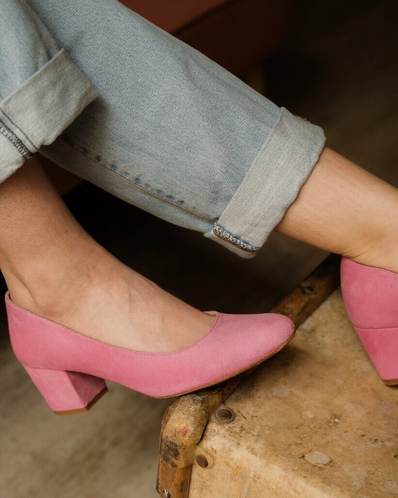 Round-toed pump in candy pink velvet-2