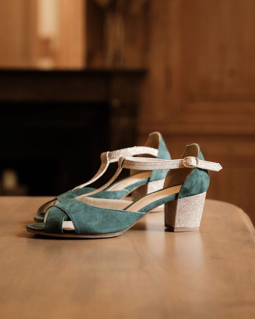 Salomé brides croisées en cuir velours eucalyptus et fines paillettes or blond