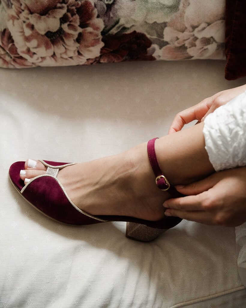 Charlotte en cuir velours grenat et paillettes or blond