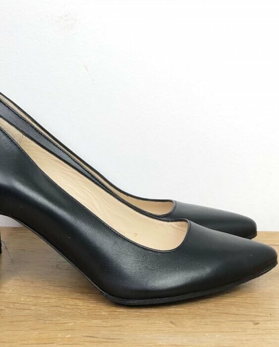 Pointed pump in smooth black leather and fine black sequins-2