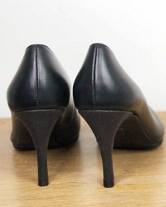 Pointed pump in smooth black leather and fine black sequins-3
