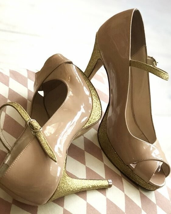 Escarpin brides croisées en vernis nude et fines paillettes or