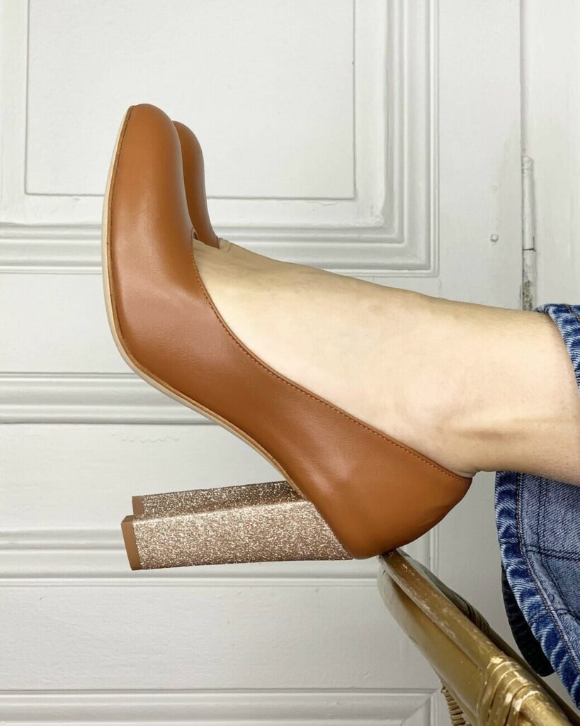 Smooth brown leather and blond gold sequined pump