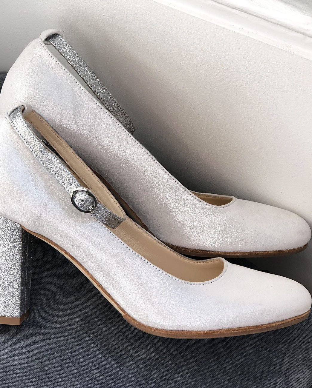 Shoe in iridescent ivory and fine silver sequins