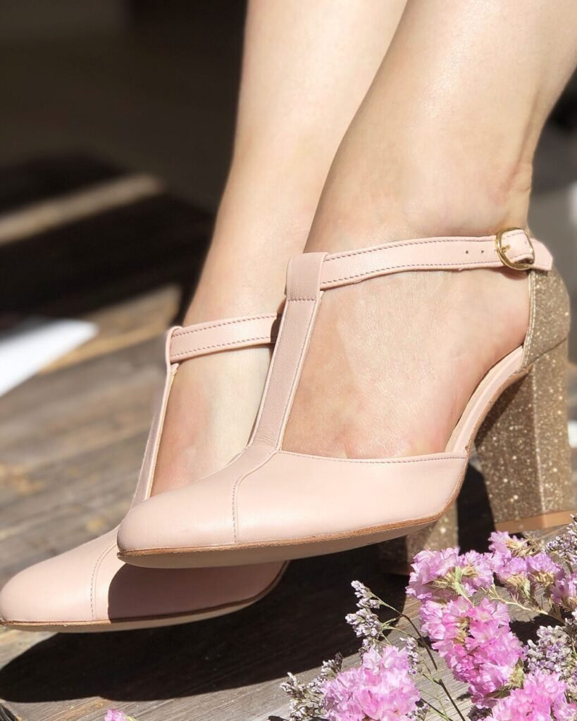 Salomé in smooth pink-beige leather with blond gold sequins