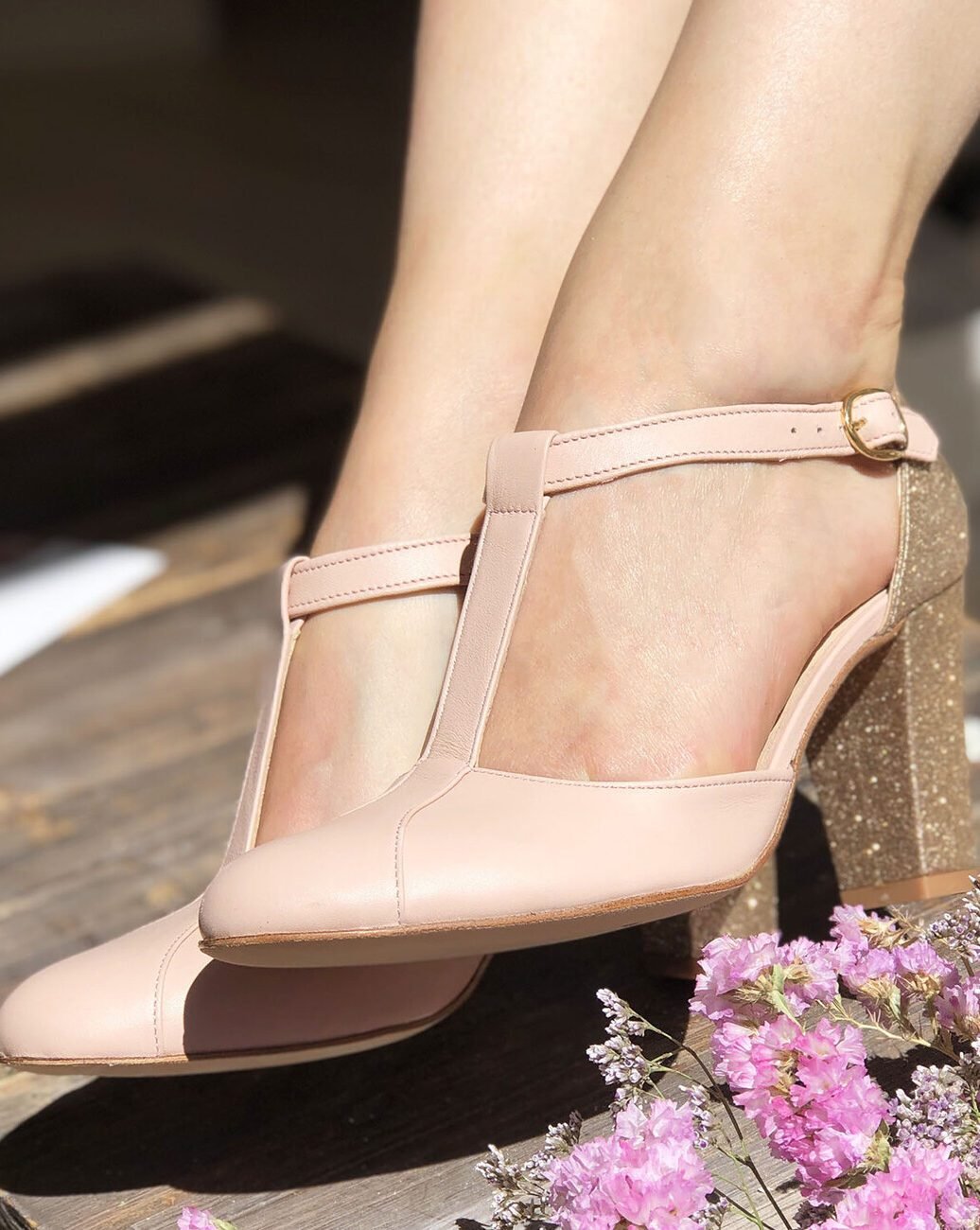 Salomé in smooth pink-beige leather with blond gold sequins