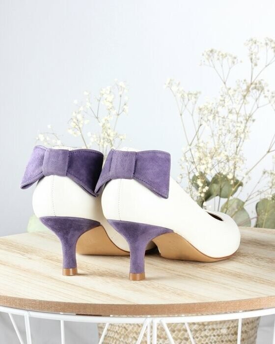 Escarpin pointu en cuir lisse blanc cassé et velours violet