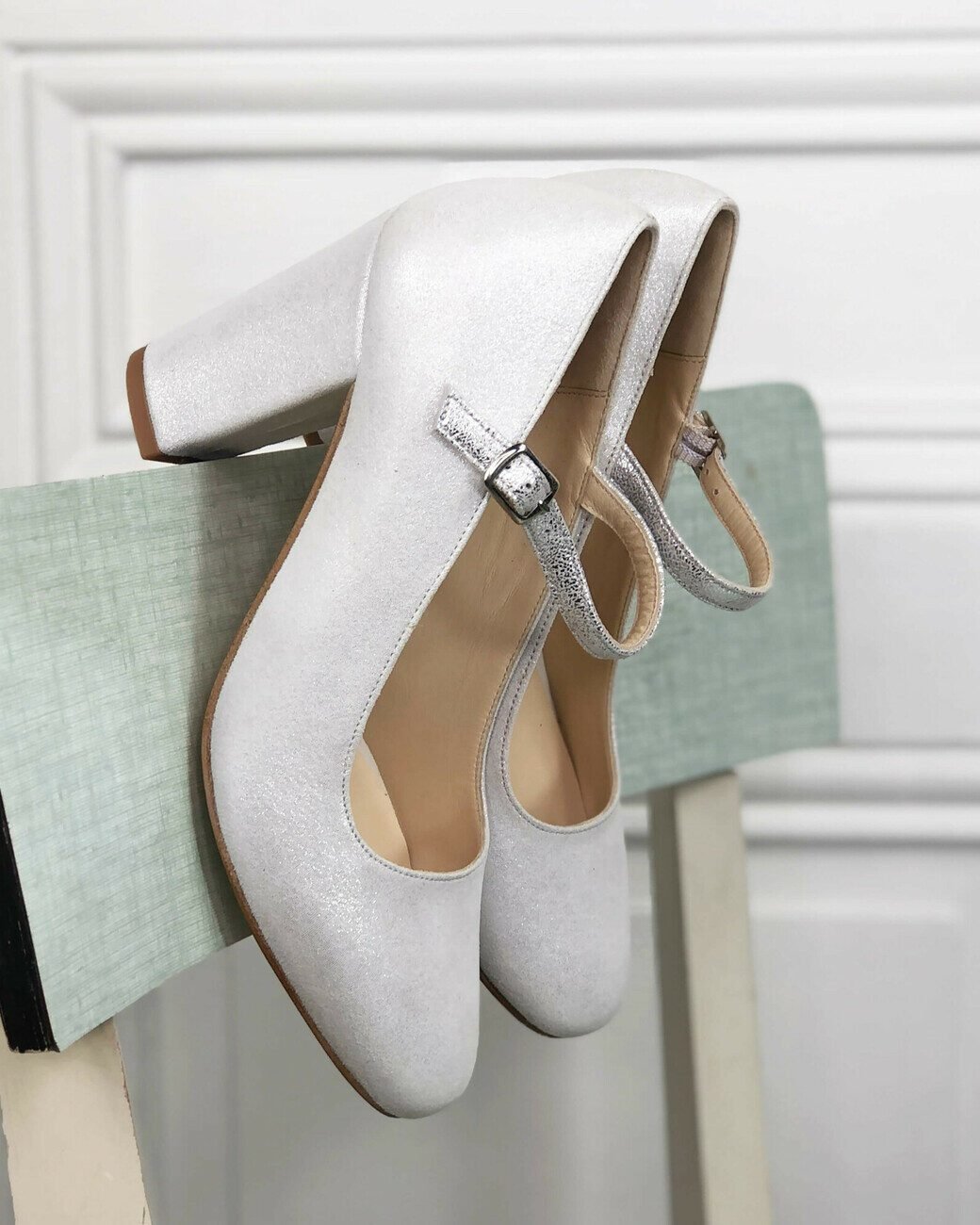 Iridescent ivory and silver pump