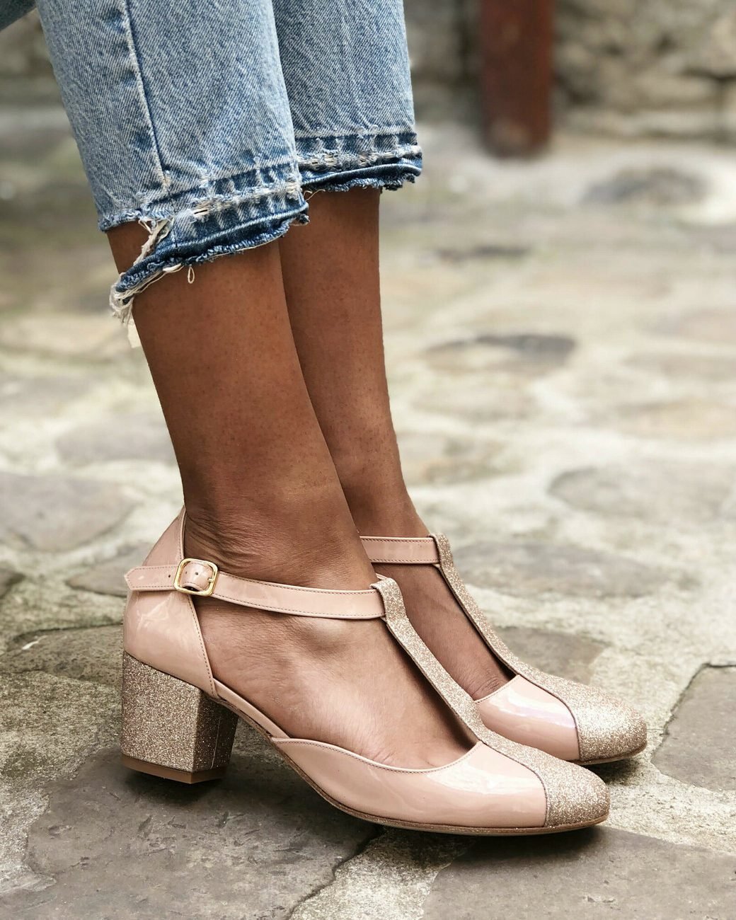 Salomé in pink nail polish and blond gold sequins