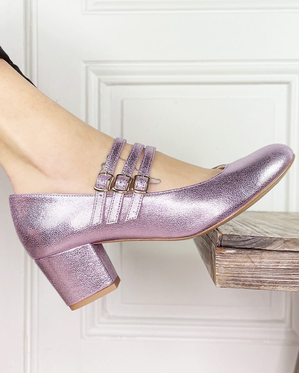 Round-toe iridescent lilac leather pump