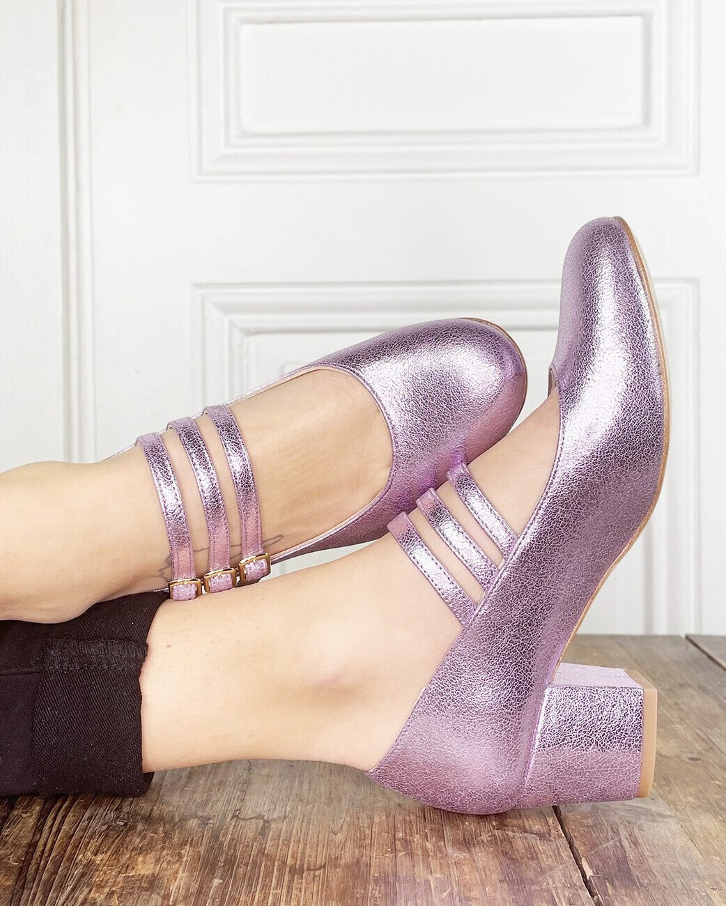 Round-toe iridescent leather pump lilac-2