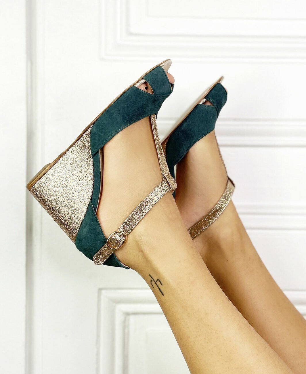 Salomé brides croisées avec talon compensé en velours vert eucalyptus et fines paillettes champagne