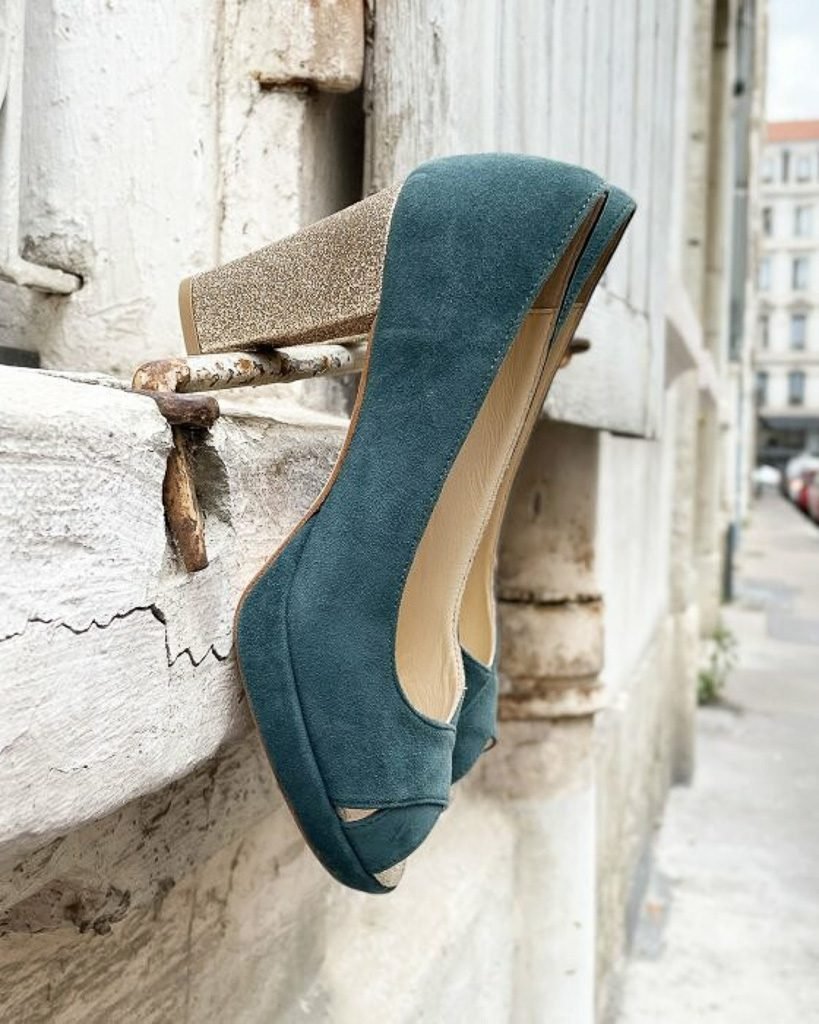Escarpin ouvert à plateforme en velours eucalyptus et fines paillettes champagne